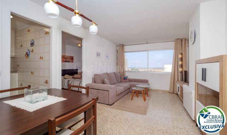 Apartamento idealmente situado en primera línea de mar en Empuriabrava