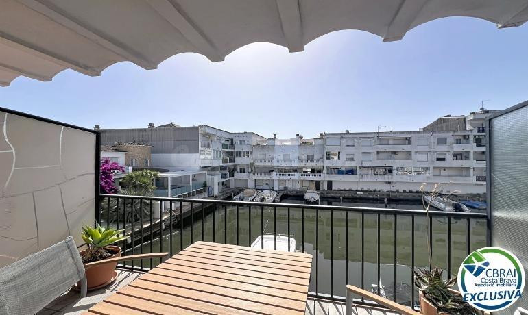Apartamento con vistas al canal, terraza y parking en Empuriabrava
