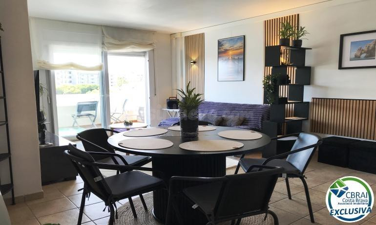 Apartamento de 3 habitaciones con piscina y aparcamiento privado en Santa Margarita Roses