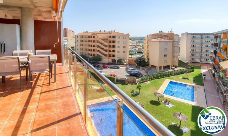 Luminoso ático con terraza, piscinas, parking y trastero en 