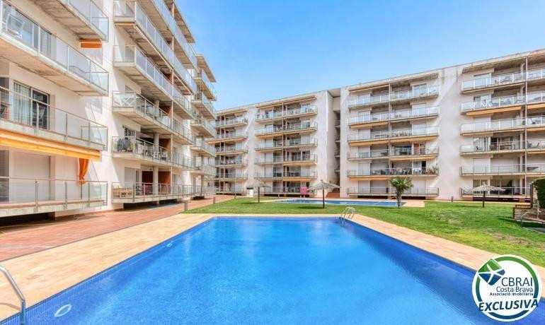 Luminoso ático con terraza, piscinas, parking y trastero en  - foto 2