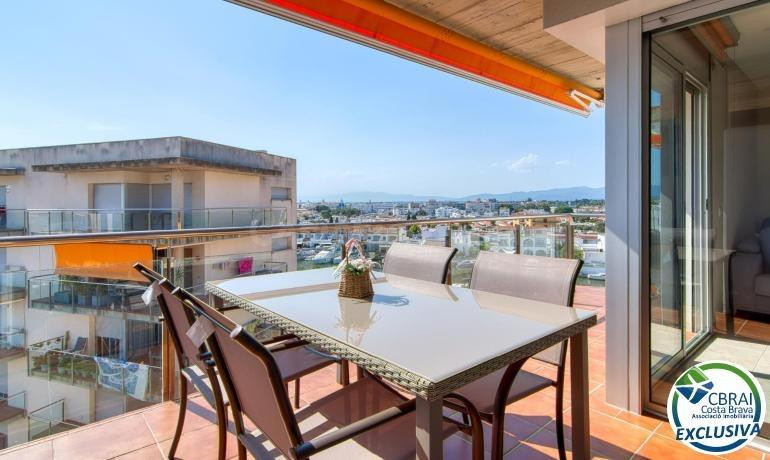 Luminoso ático con terraza, piscinas, parking y trastero en  - foto 3