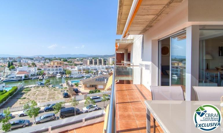 Luminoso ático con terraza, piscinas, parking y trastero en  - foto 4