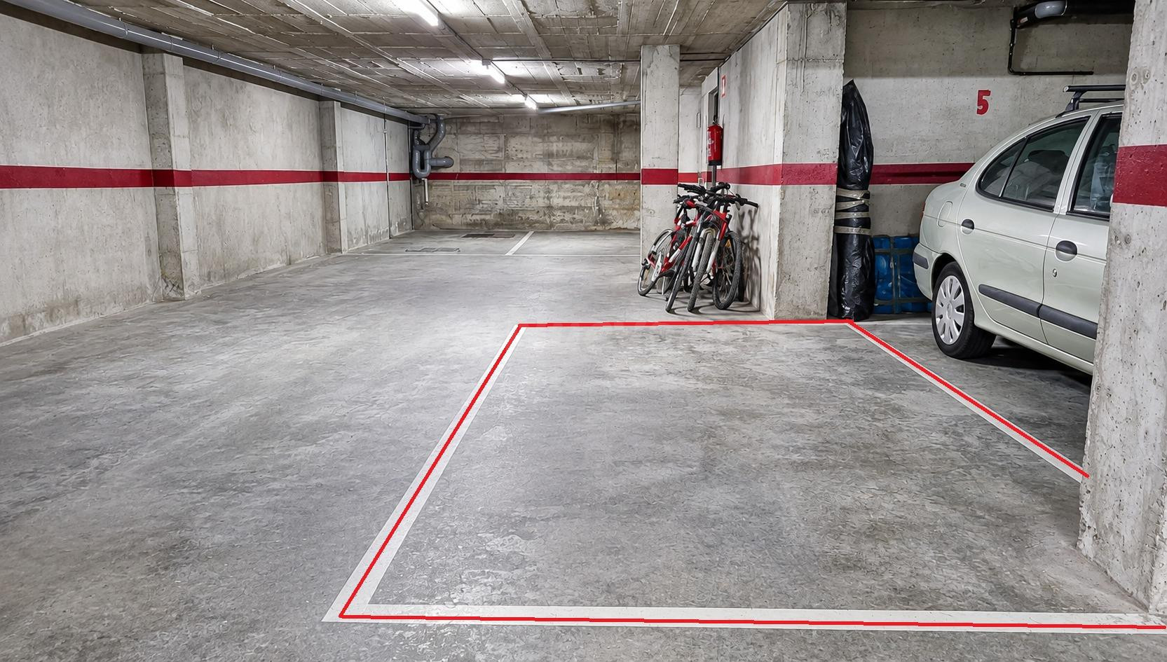 Parking en venta en el centro de Roses, ubicación privilegiada junto al mar