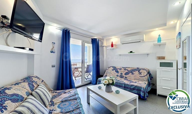Apartamento reformado con vista al mar en primera línea de playa en Empuriabrava.