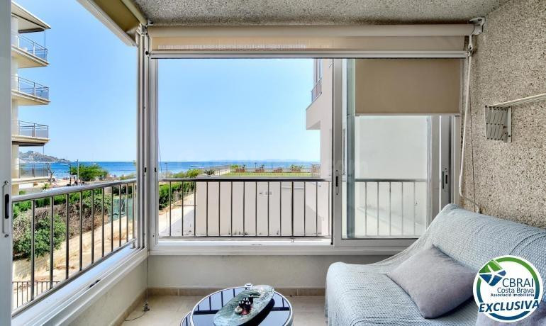 Apartamento en primera línea de mar con vistas en Salatar, Roses