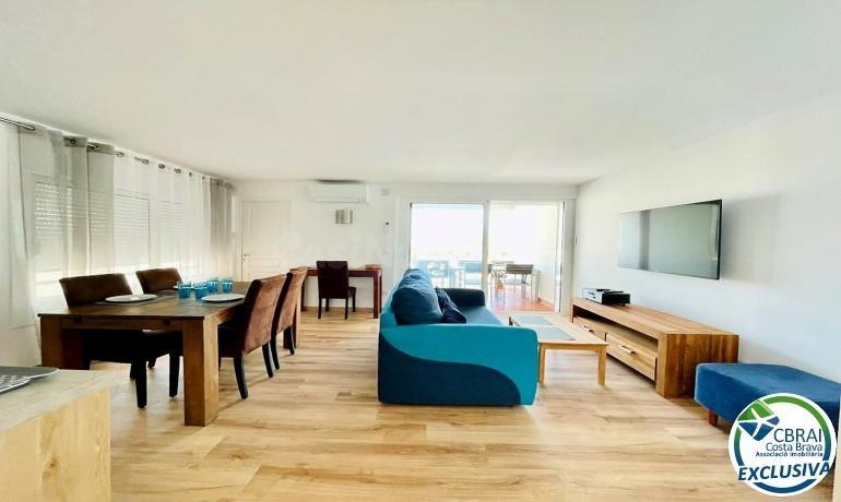 Apartamento totalmente renovado con terraza y espectaculares vistas al canal y al mar, en una de las zonas más buscadas de Empuriabrava