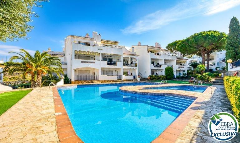 Apartamento con terraza, piscina, parking y licencia turística en Puig Rom – Roses