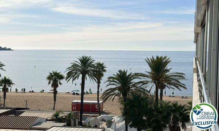Primera línea, vista al mar, parking, piscinas y jardines sobre la playa.