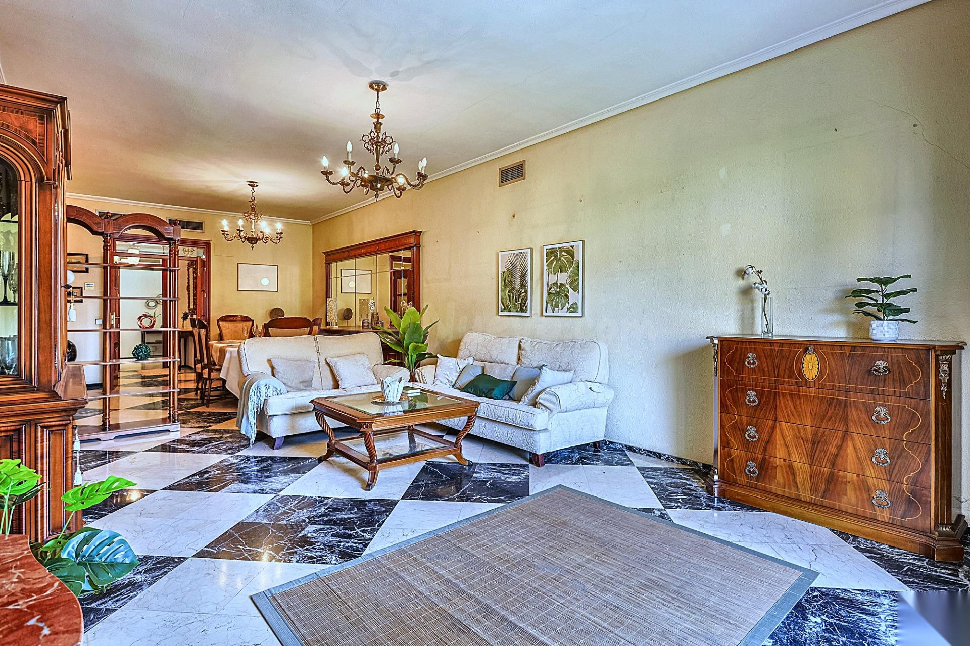 Vivienda señorial de 262 m2 en Ronda de Capuchinos — Casco Antiguo de Sevilla