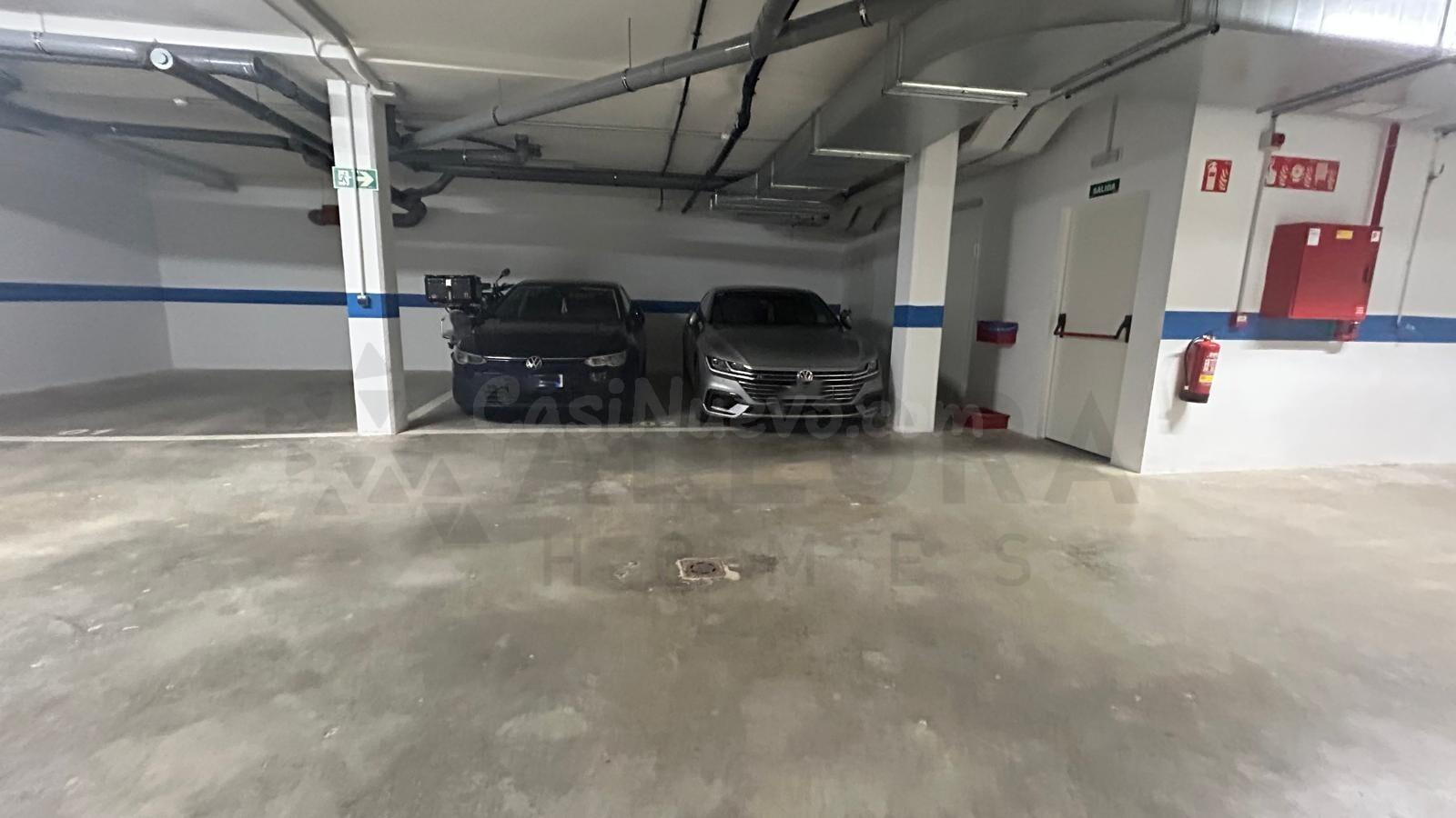 Plaza de garaje para dos coches!