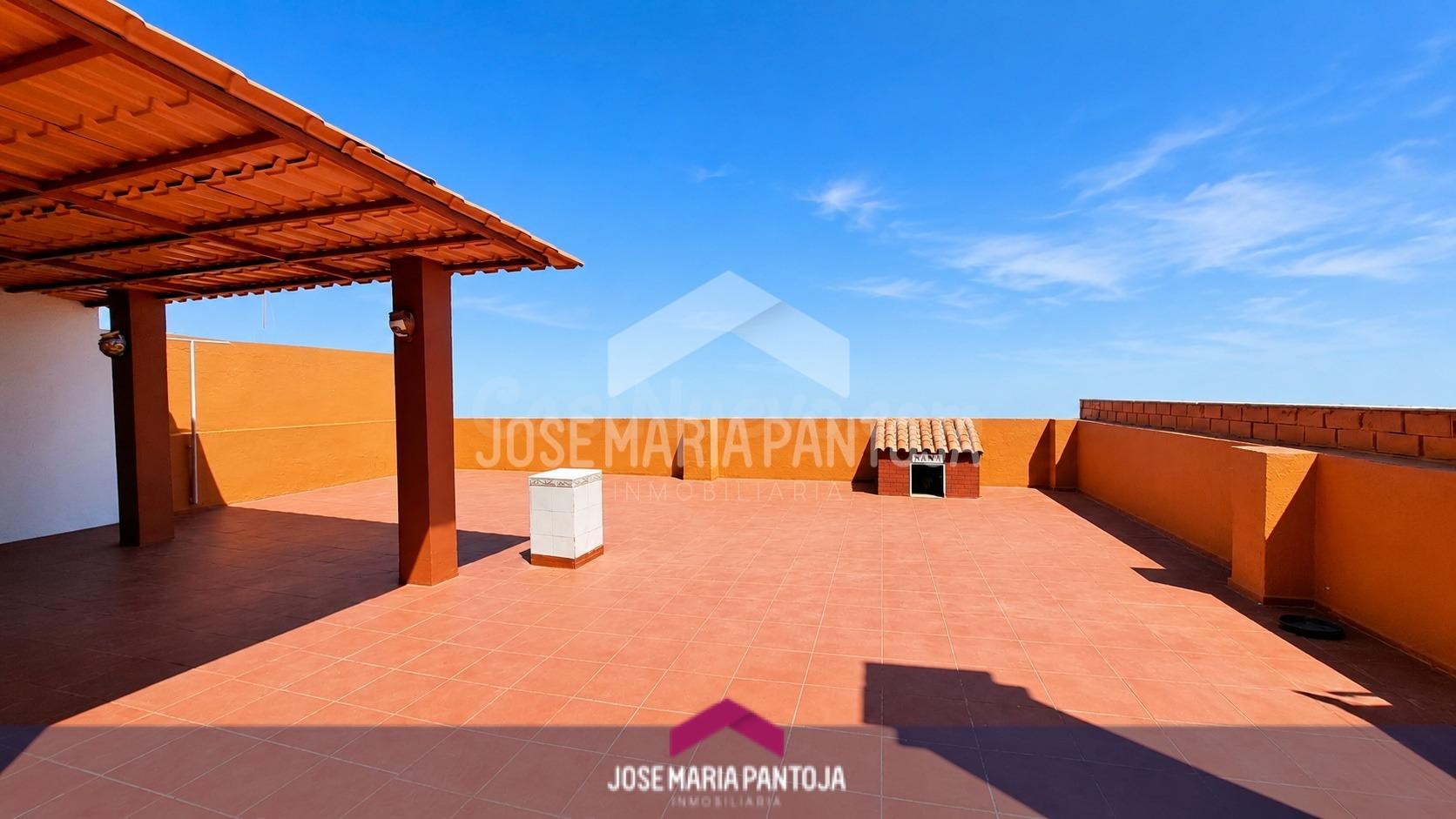 CASA CON SOLARIUM EN EL ROCIO