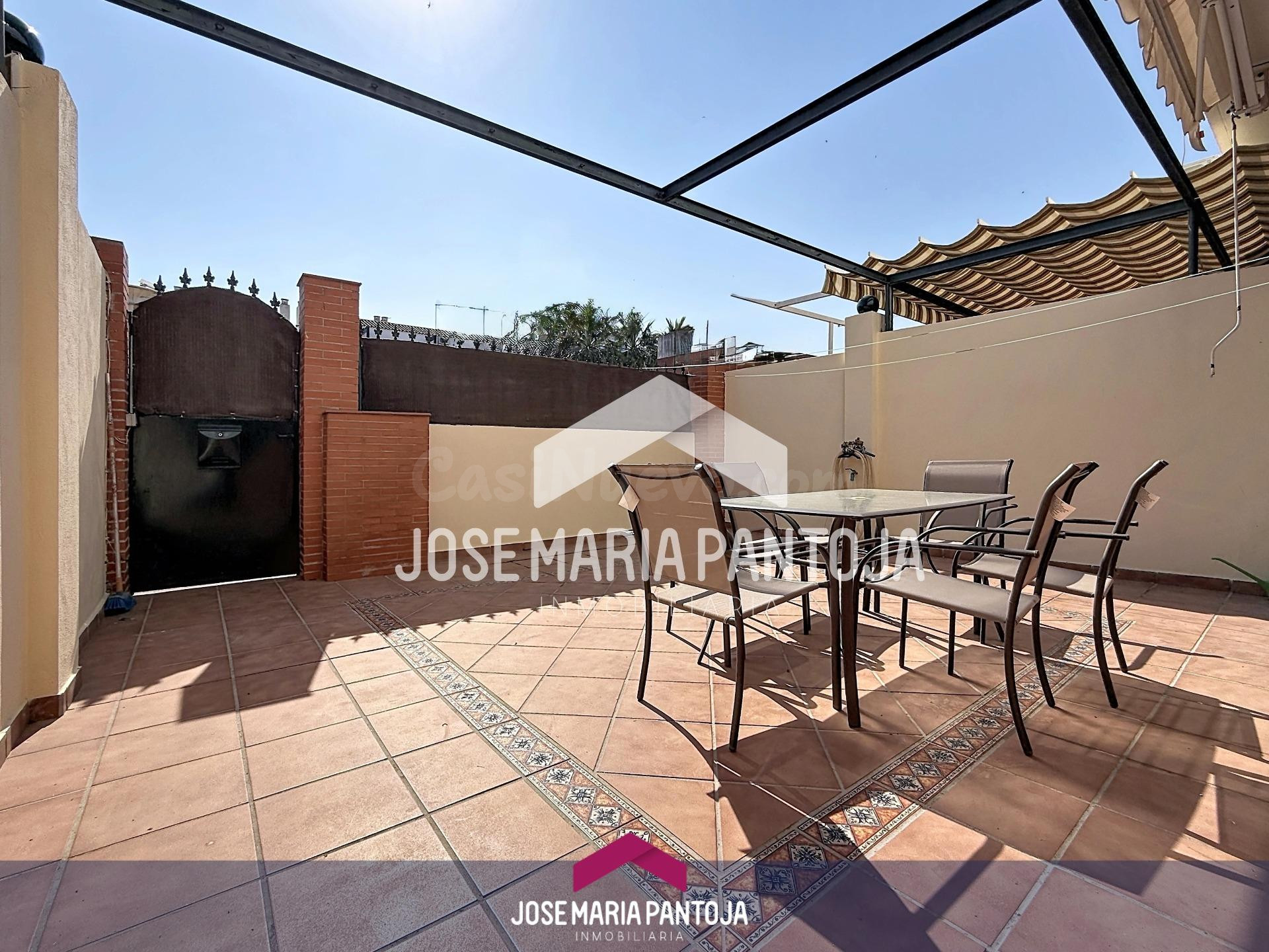 Adosado en Jerez de la Frontera con patio y terraza