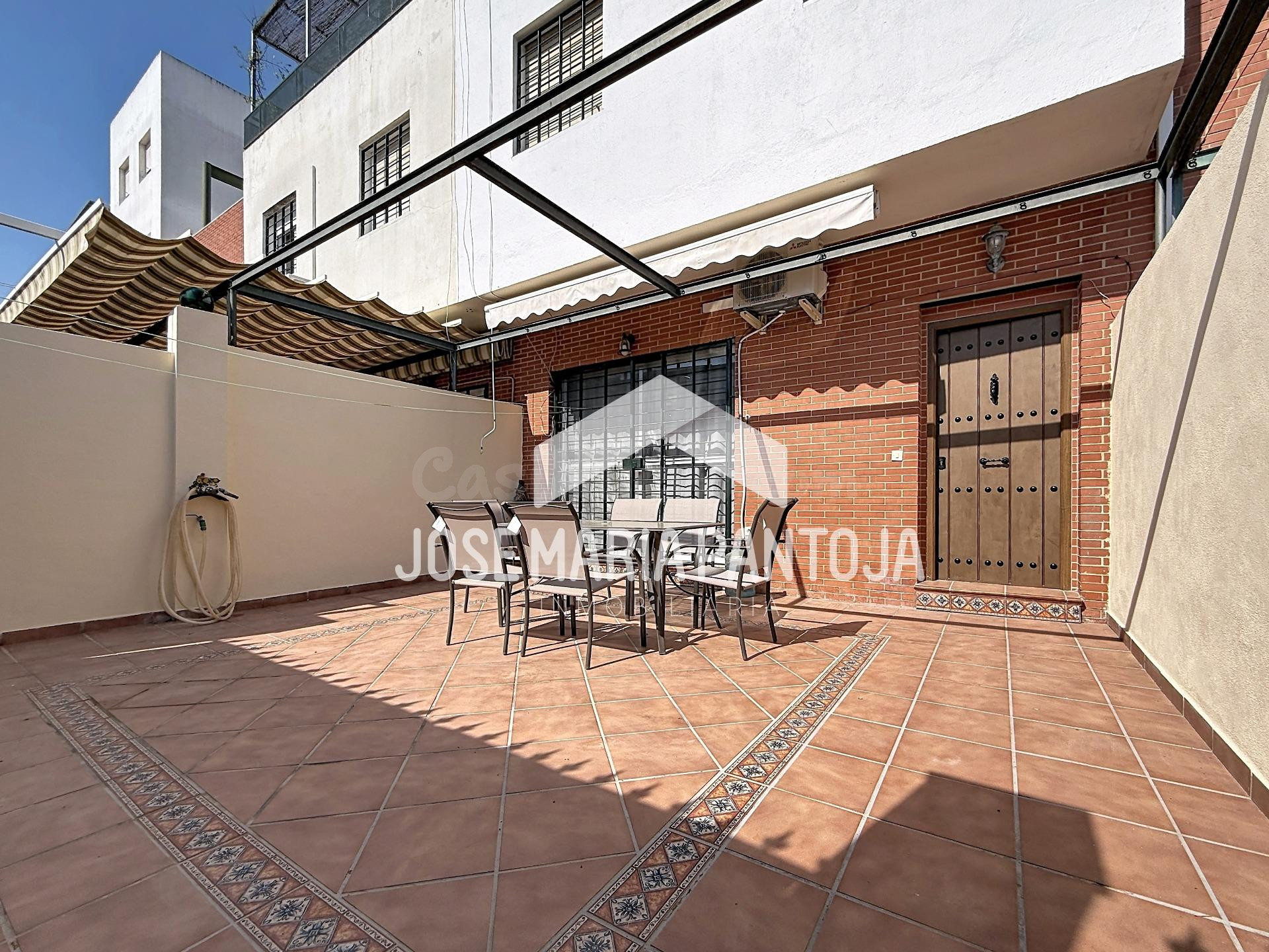 Adosado en Jerez de la Frontera con patio y terraza - foto 2