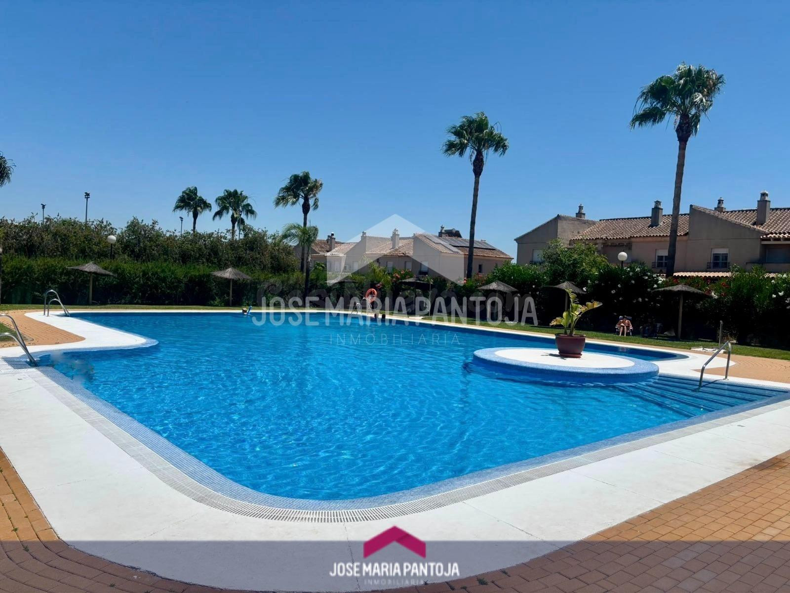 CHALET ADOSADO EN RESIDENCIAL GUADABAJAQUE