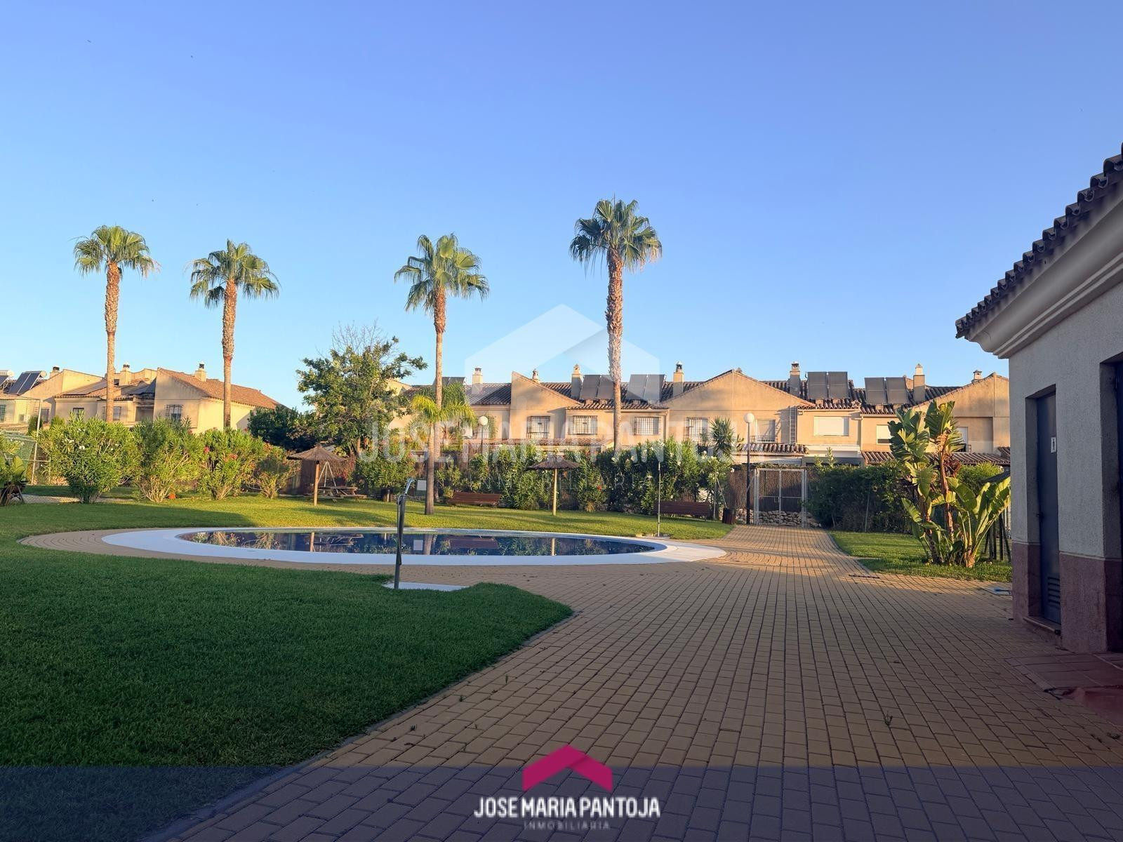 CHALET ADOSADO EN RESIDENCIAL GUADABAJAQUE