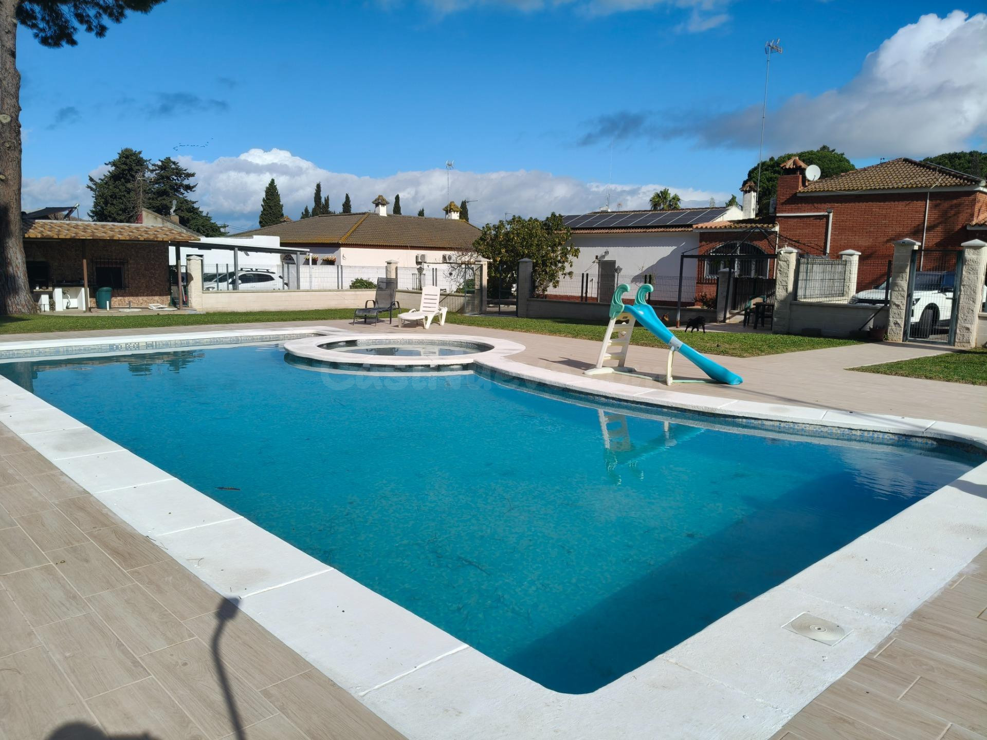 SE VENDE CHALET ADOSADO EN CHICLANA, ZONA PINAR DE LOS FRANCESES
