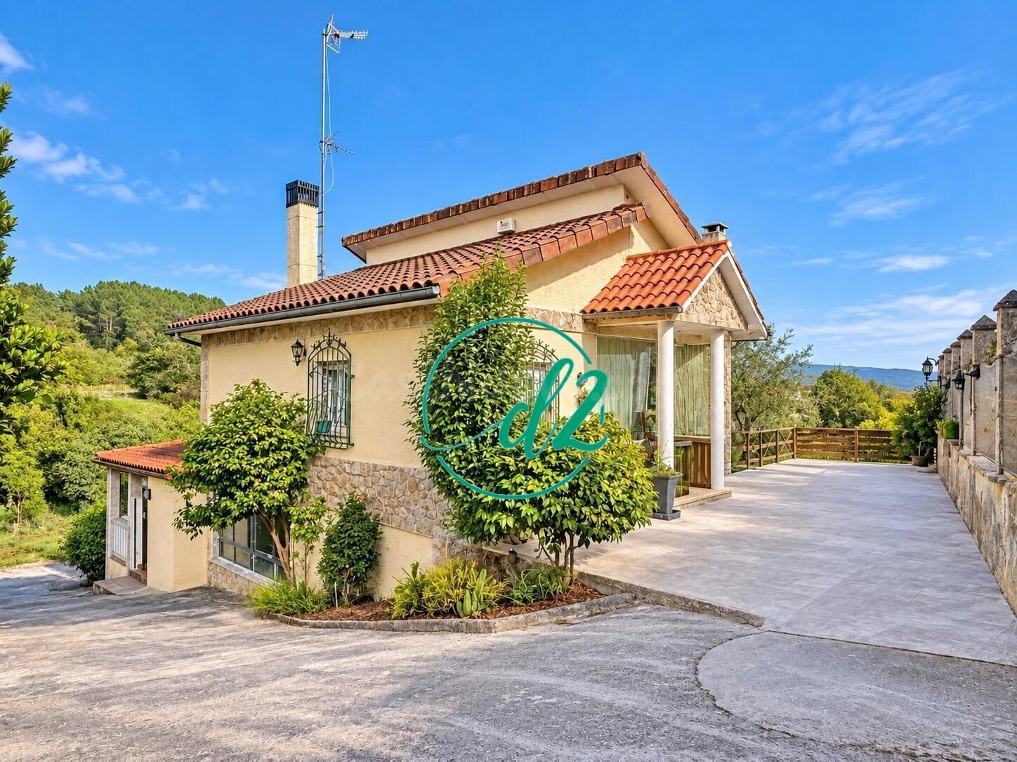 SE VENDE CASA INDEPENDIENTE CON PARCELA DE 3.000m2 A  10 MINUTOS DEL CENTRO DE OURENSE. REF 1514