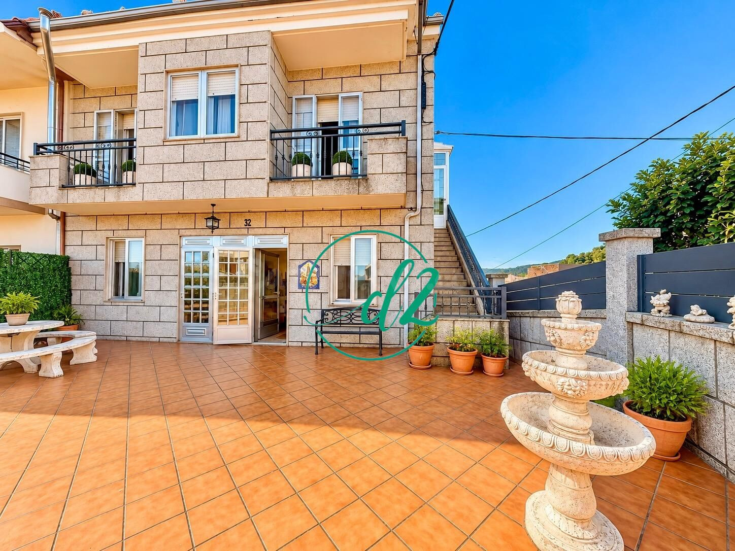 CASA ADOSADA EN LA CIUDAD CON PARCELA DE 200m PAVIMENTADA EN GRES Y COMPLETAMENTE CERRADA. REF1515