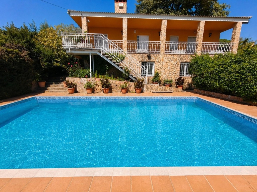 Chalet con piscina en Sils - foto 2