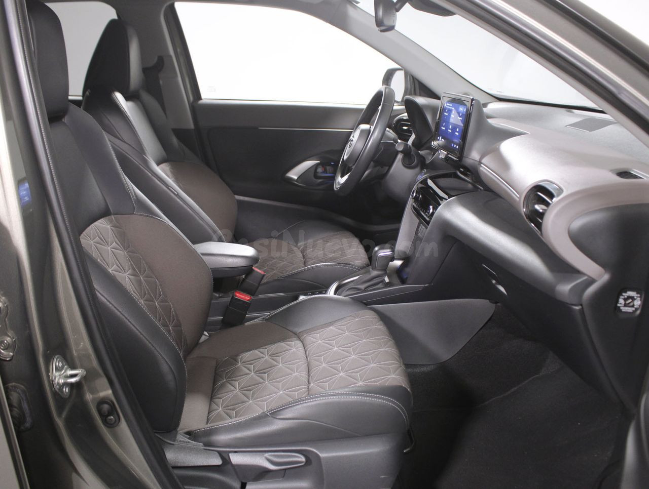 Toyota Yaris Cross Híbrido 5 plazas Barcelona - Entrega Rápi - foto 5