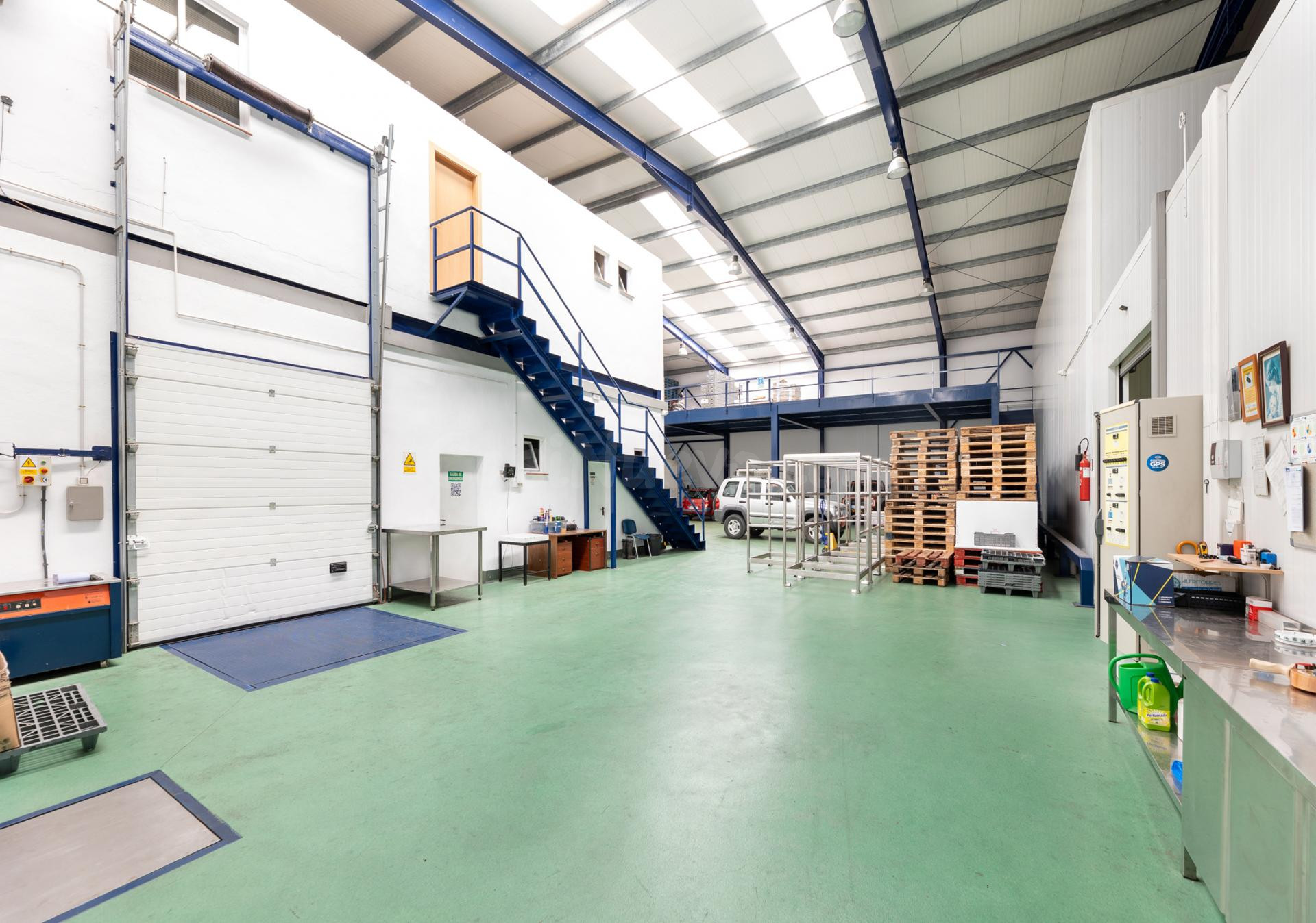 SE VENDE  Nave Industrial en Dúrcal con Instalaciones Completas y Cámara Frigorífica