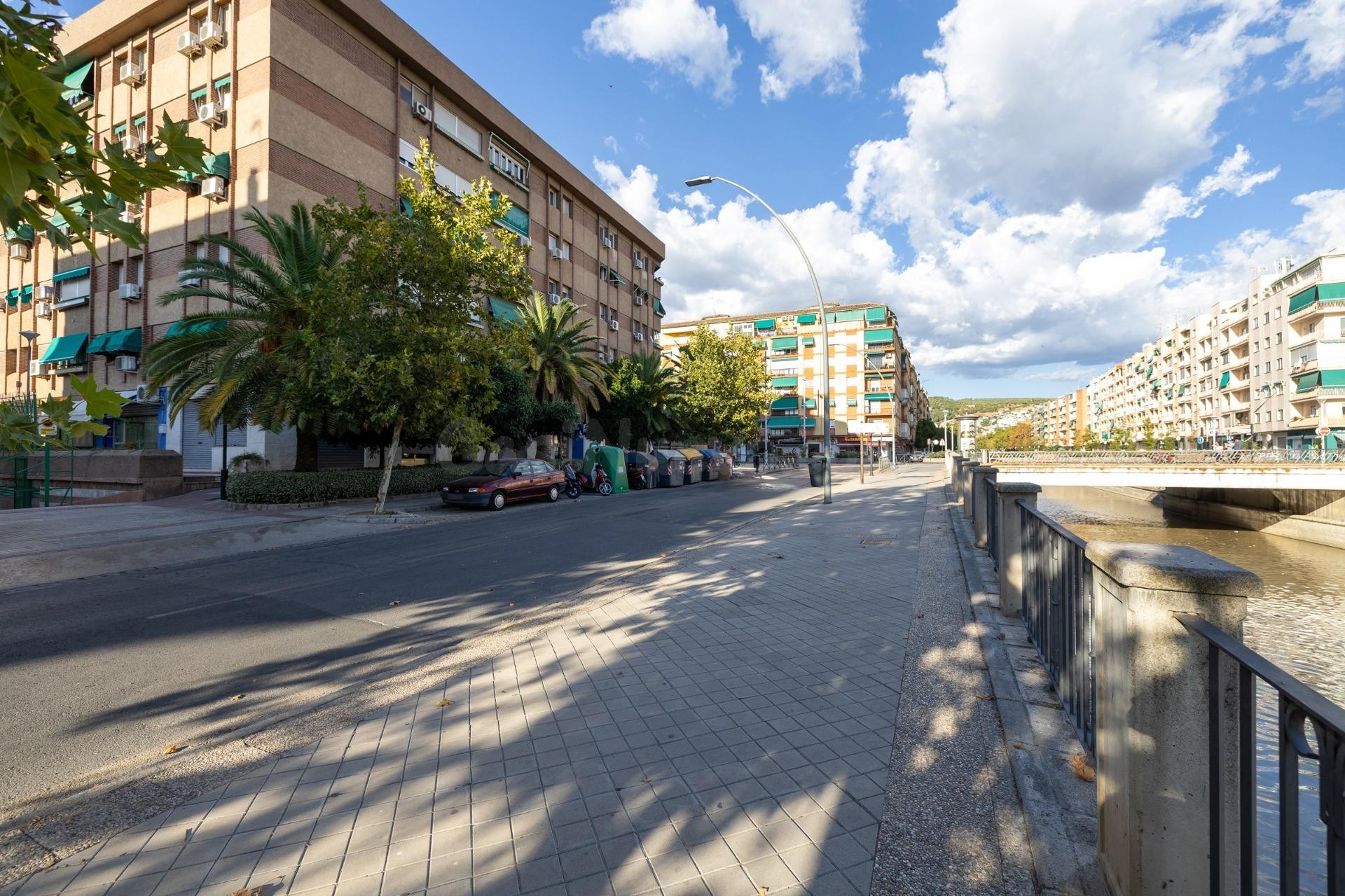 Local de 50 m2 cerca del centro de Granada con posibilidad de cambio de uso a vivienda