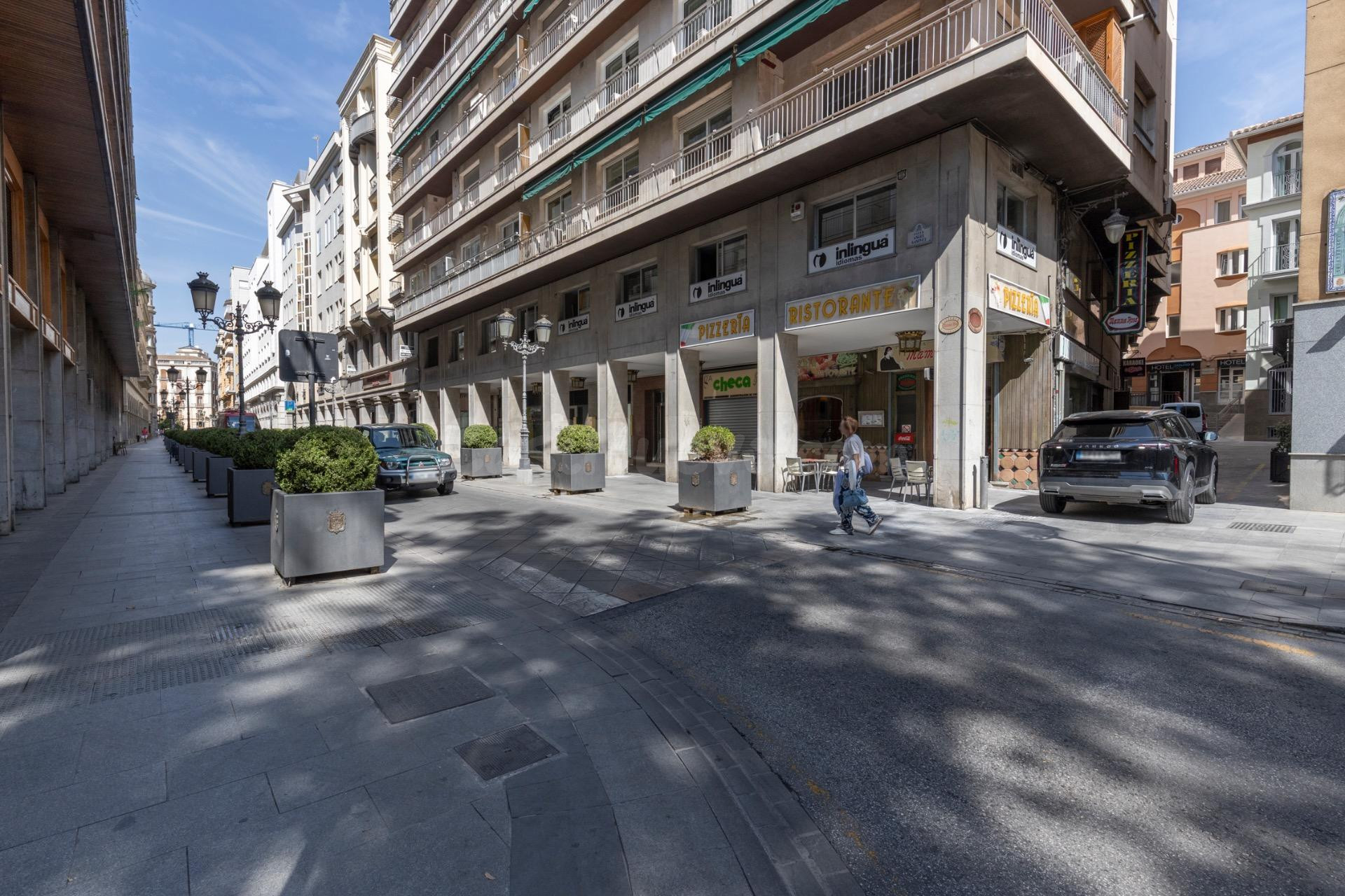 LOCAL COMERCIAL EN CALLE ÁNGEL GANIVET – UBICACIÓN PRIVILEGIADA