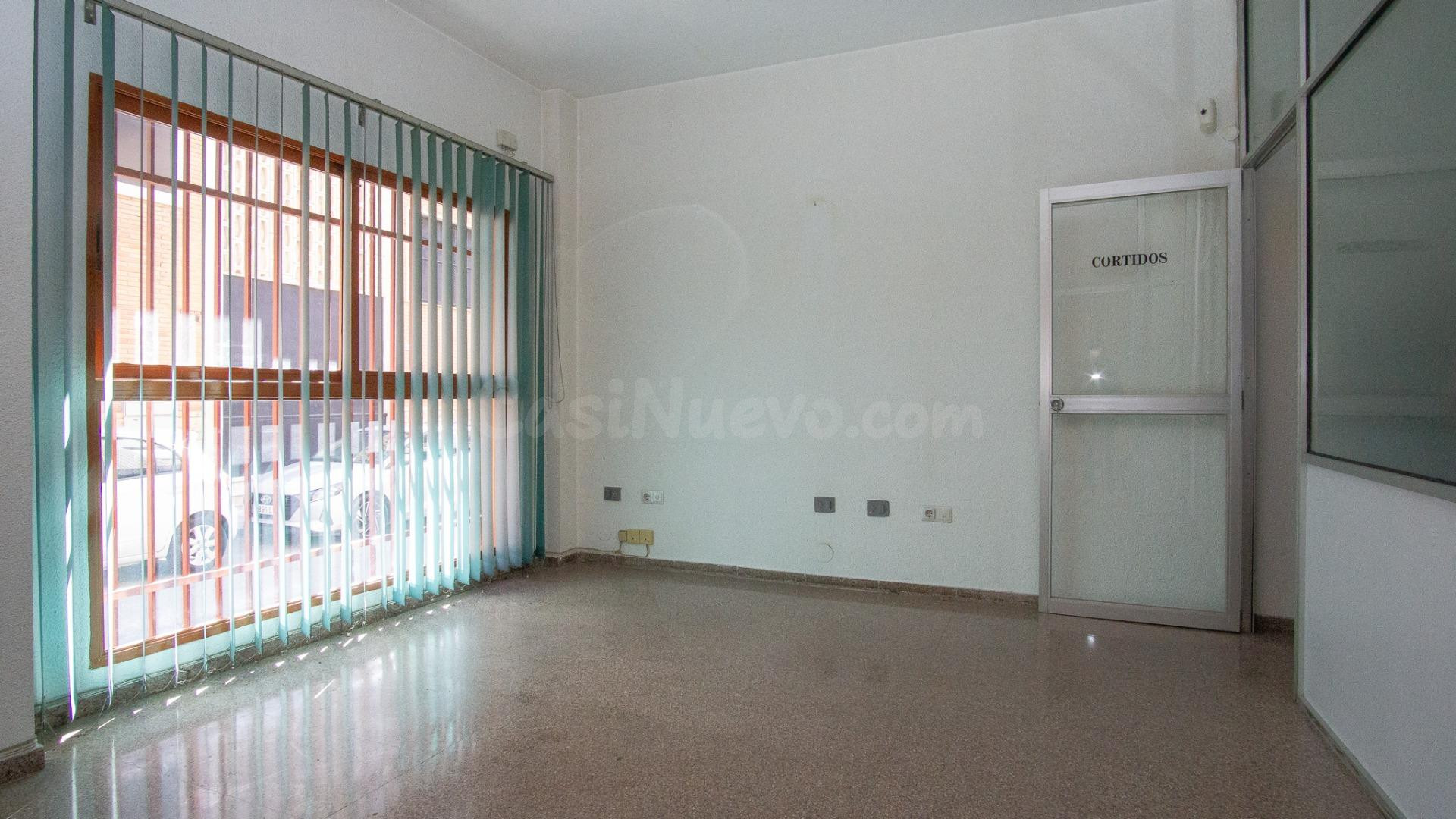 Local en esquina, próximo al Centro de Salud de Acacias – Elda | 57 m2