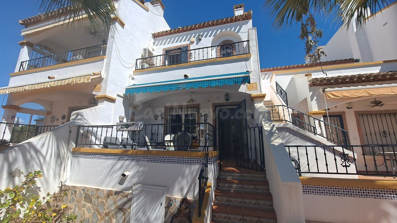 Bonita casa adosada con piscina y vistas al mar en Los Dolses