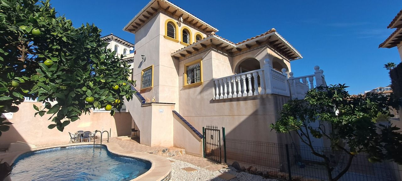 Villa reformada de 5 dormitorios con piscina privada en La Z