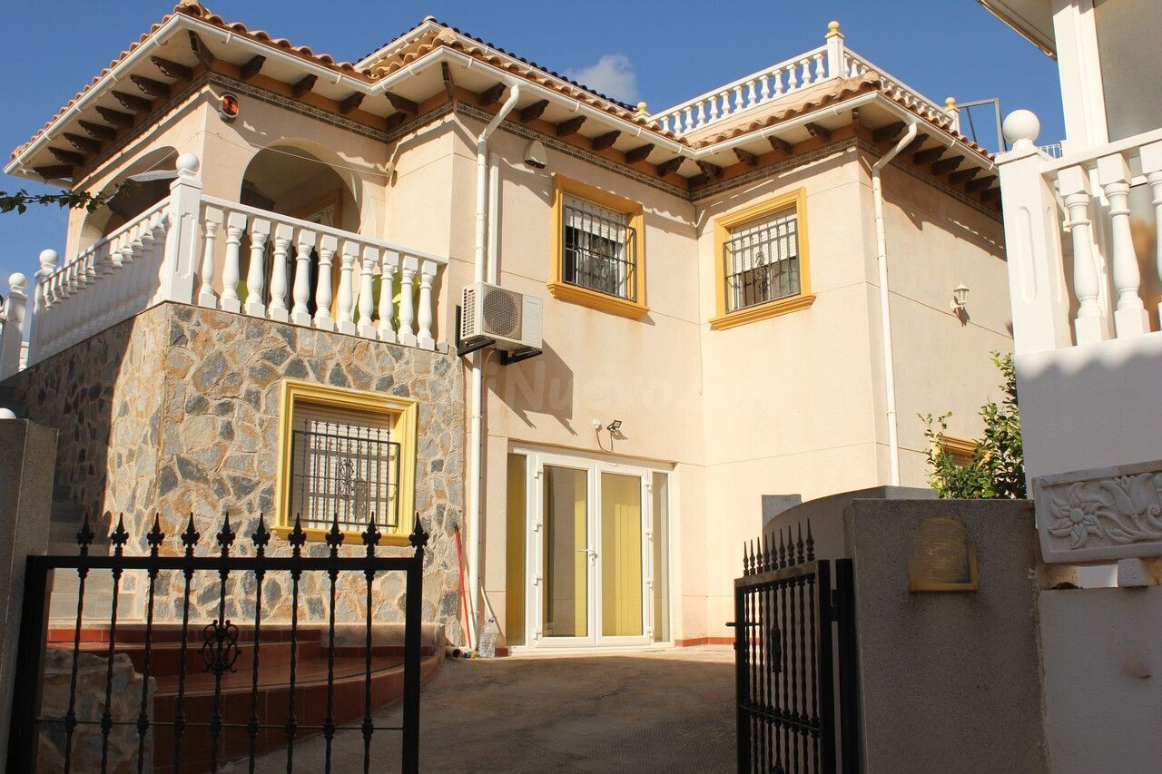 Villa reformada de 5 dormitorios con piscina privada en La Z - foto 2