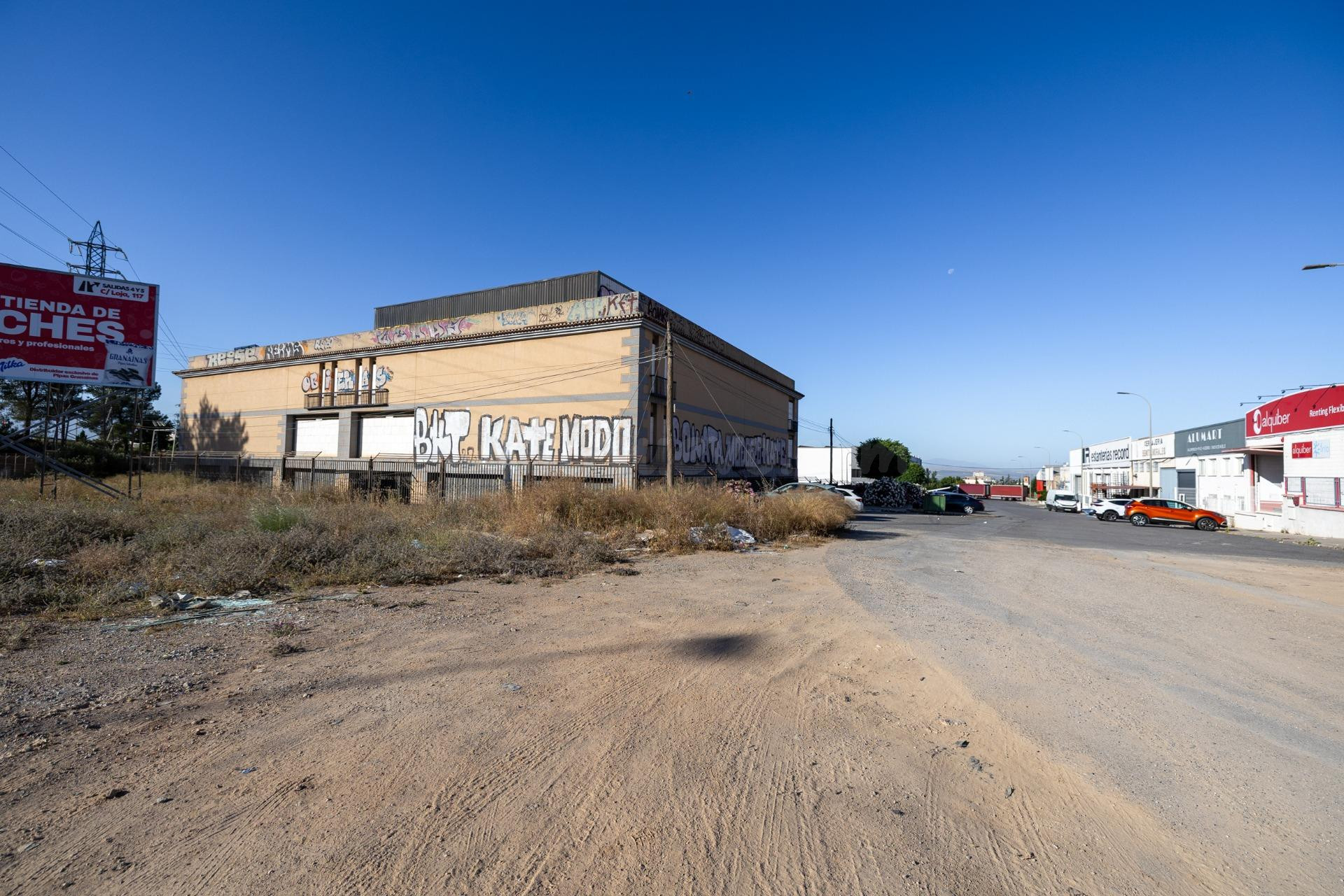 ¡Oportunidad Única! Amplia Nave Industrial en Albolote