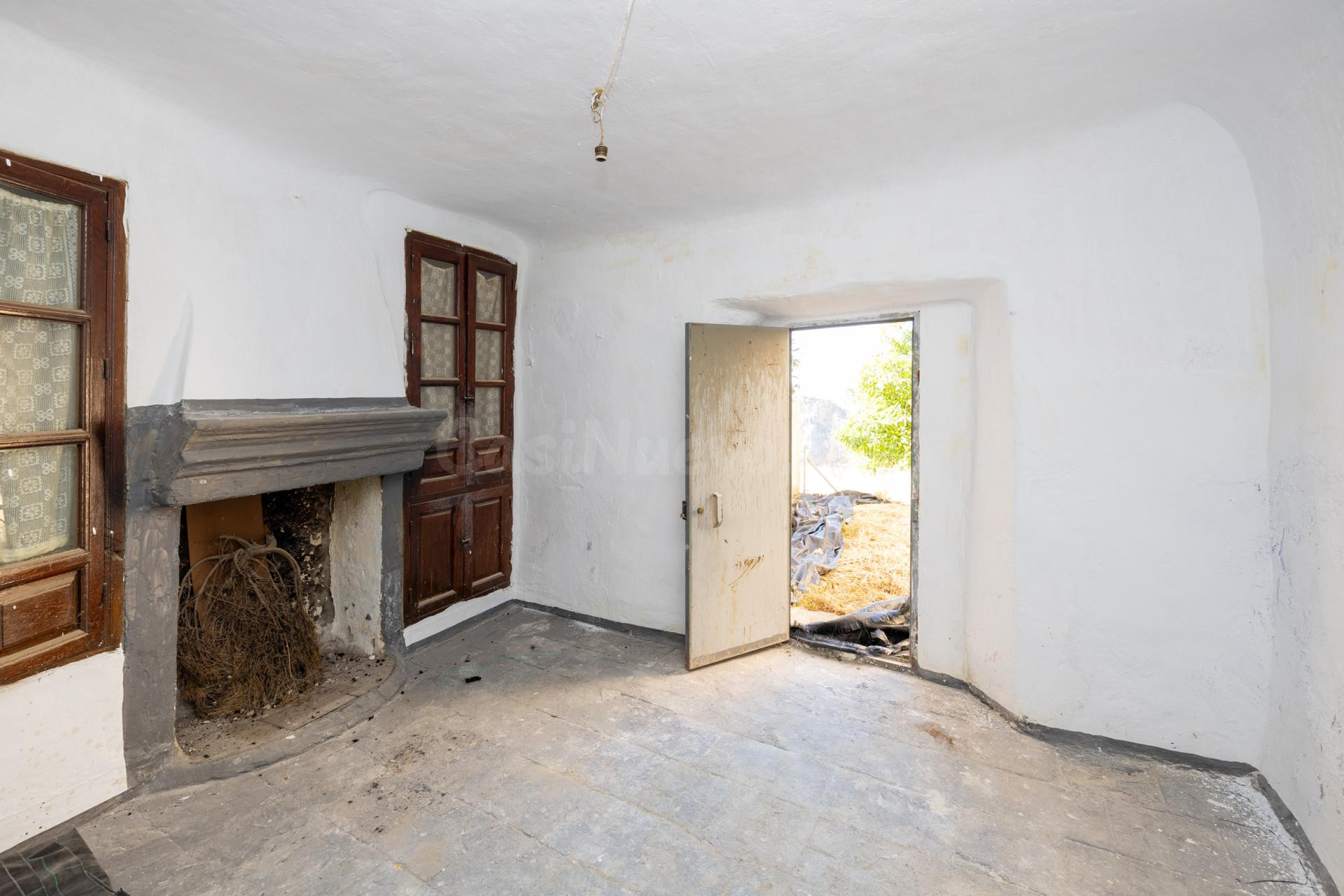 Casa de pueblo con terraza y jardín en el centro de Lanjarón – Gran potencial