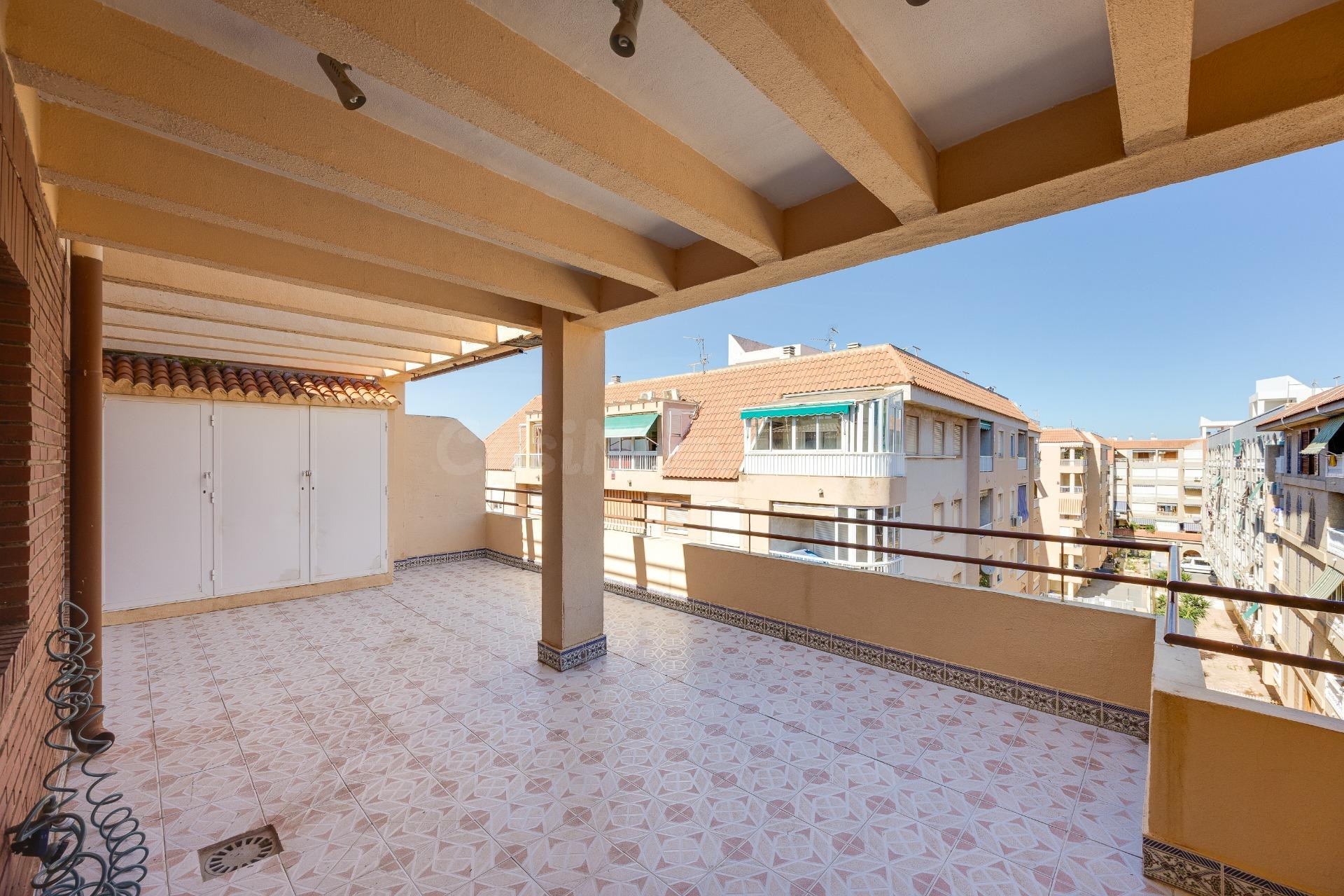 Atico de 2 dormitorios y gran terraza en Torrevieja - Acequión