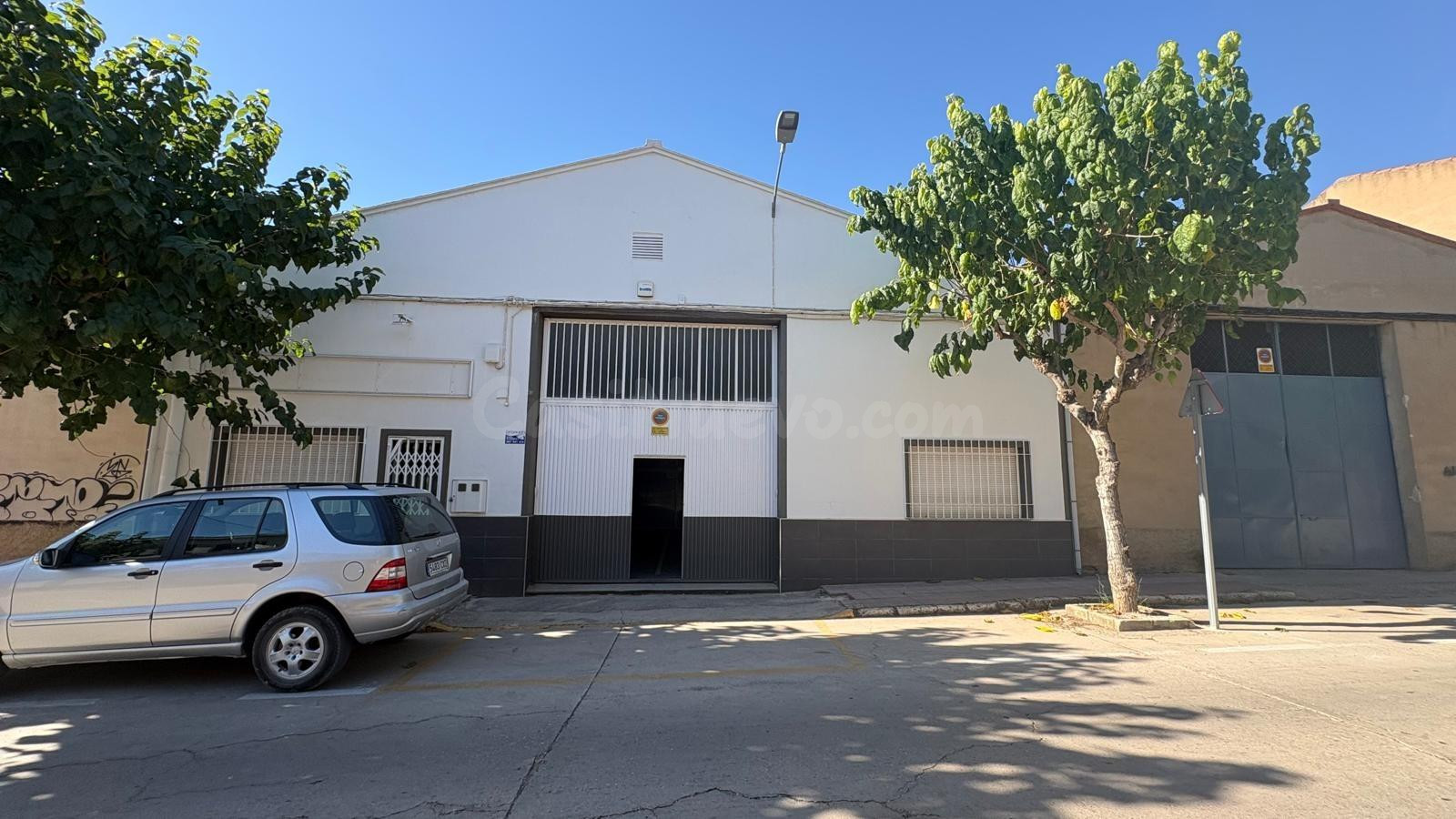 Amplia Nave Industrial Reformada en Almansa