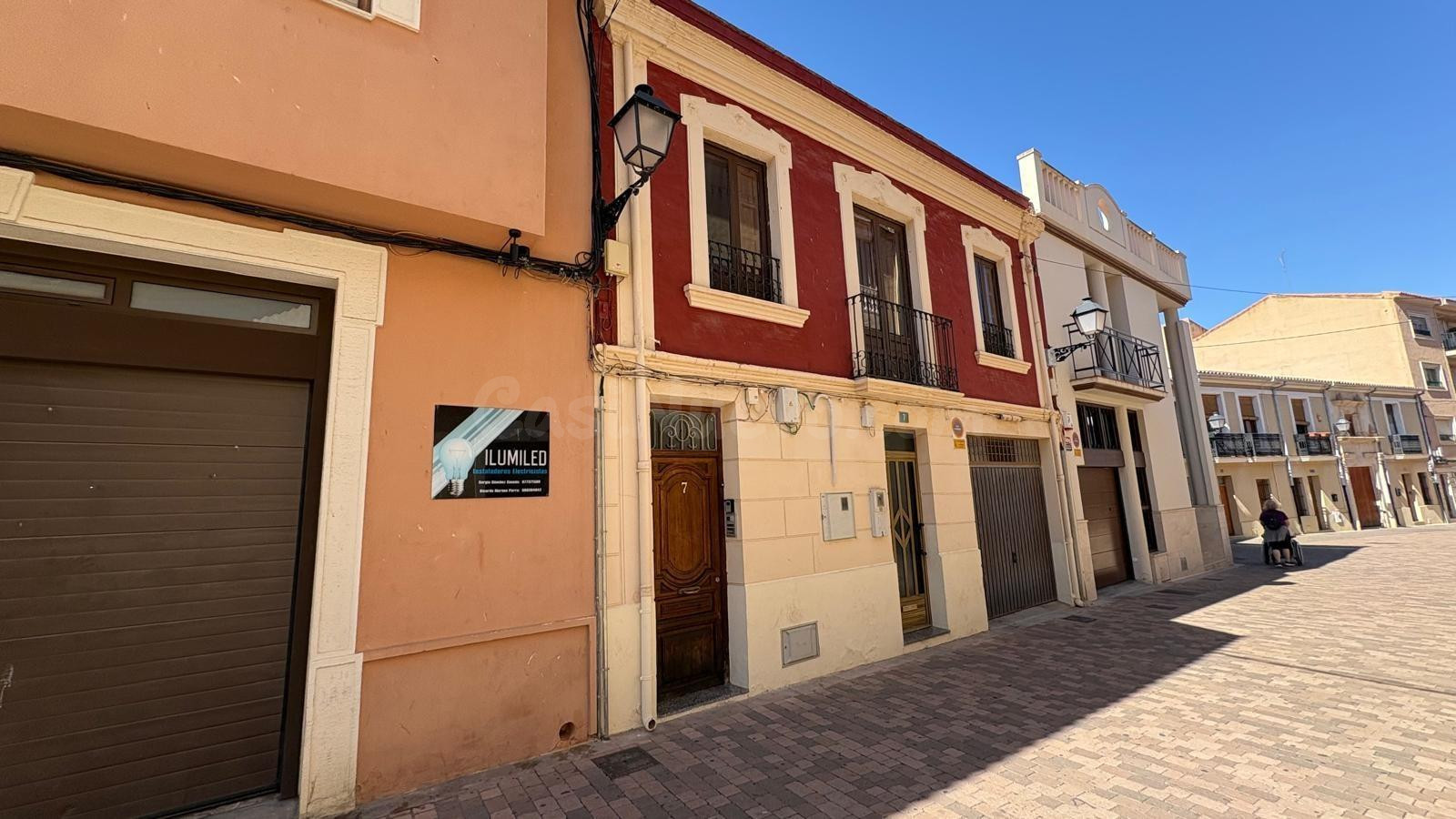 Amplia Planta Baja Reformada en el Corazón de Almansa por €210,000