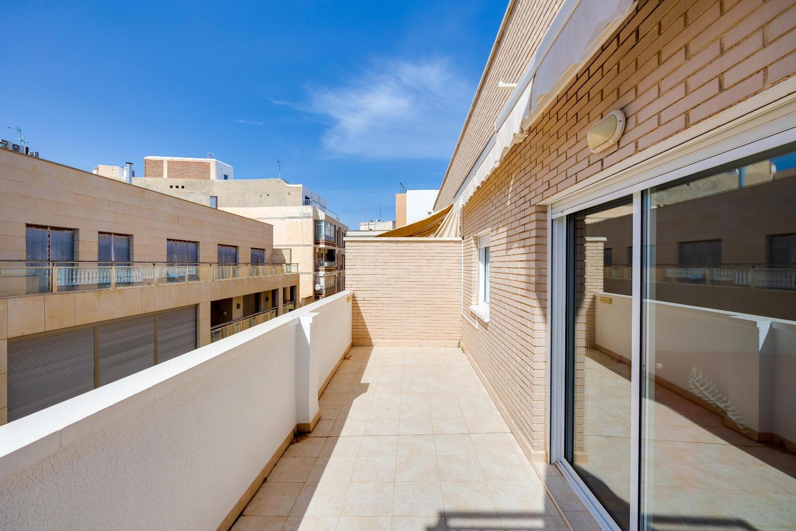 Ático de 3 dormitorios con terraza, garaje y trasteros en el centro de Torrevieja