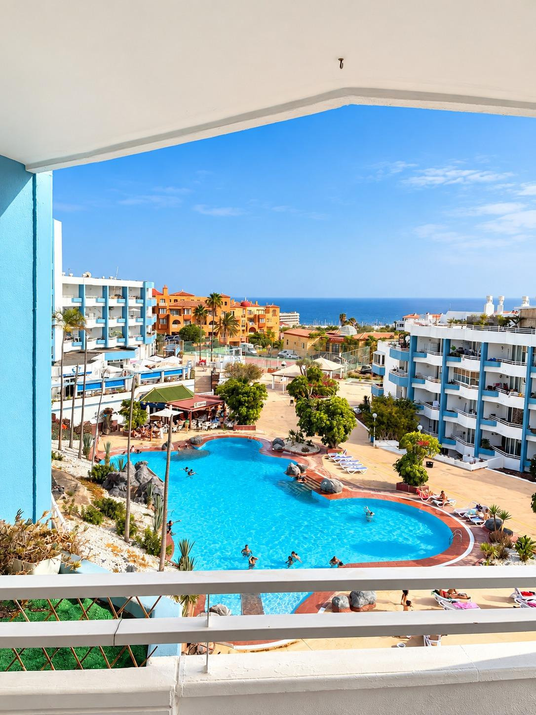 ## Estudio reformado en Amarilla Golf con vistas al mar
