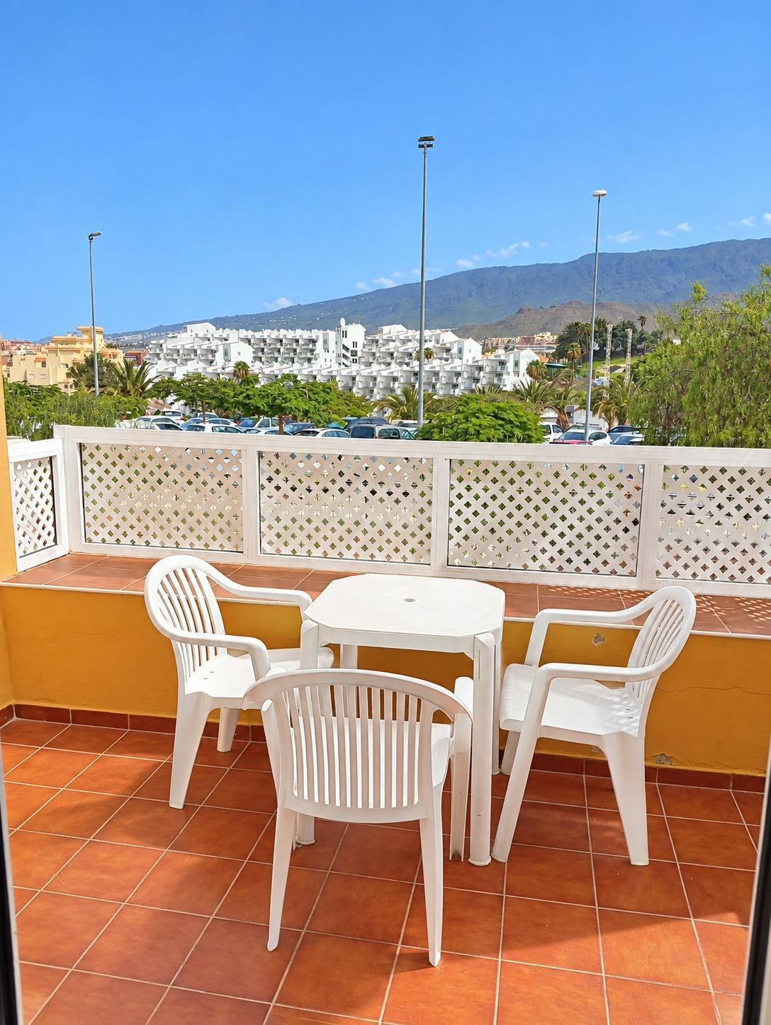 ### Estudio reformado con terraza en Residencial Orlando – a