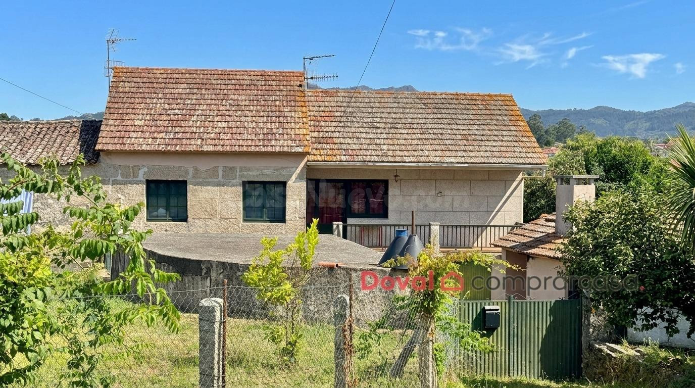 Casa de piedra con encanto, gran terreno y hórreo a un paso 