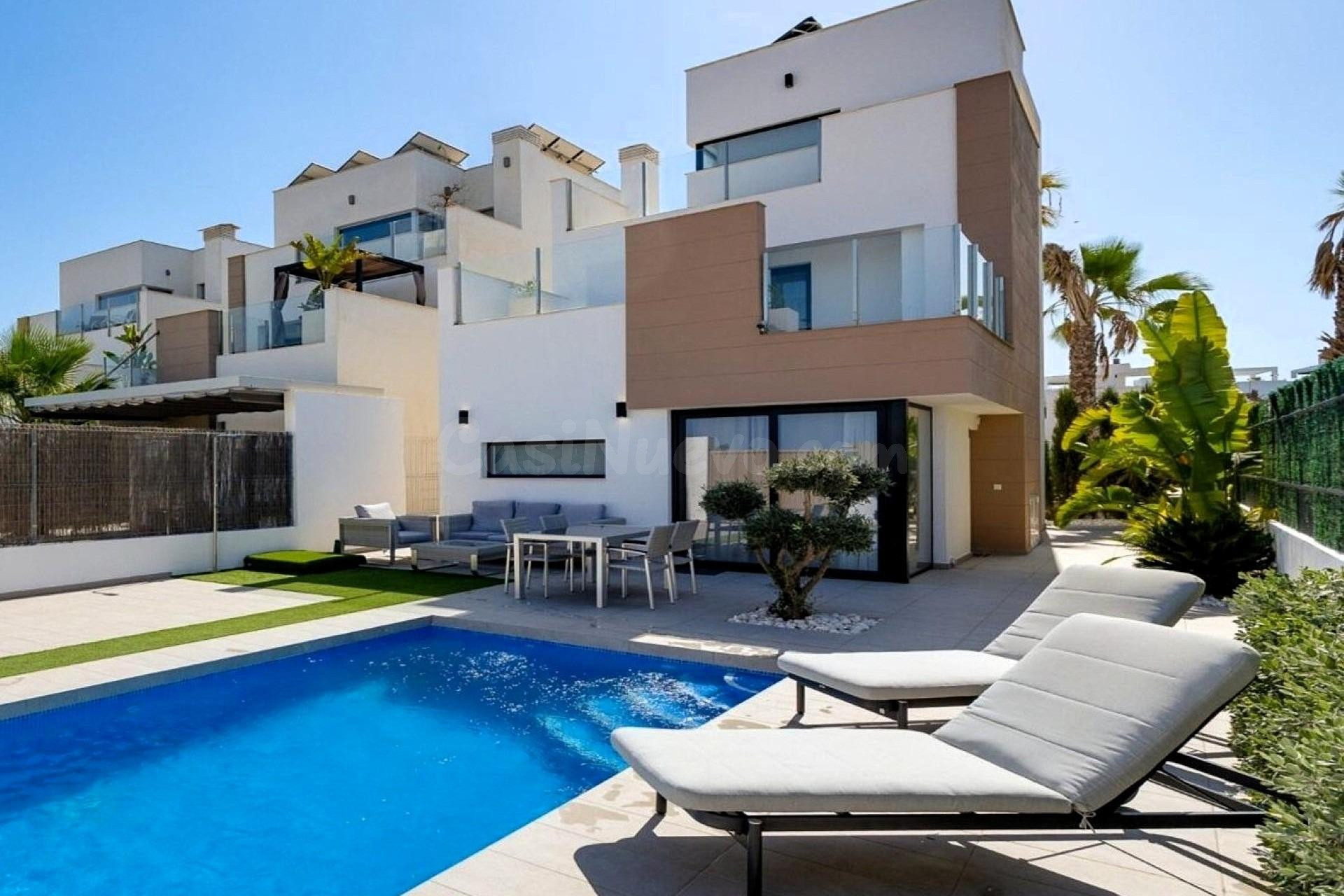 Villa moderna, espaciosa y muy bien conservada, construida en 2022 (aprox. 123 m2 + terrazas). Terraza/jardín, balcón, azotea y gran piscina privada (aprox. 6 x 3 m).