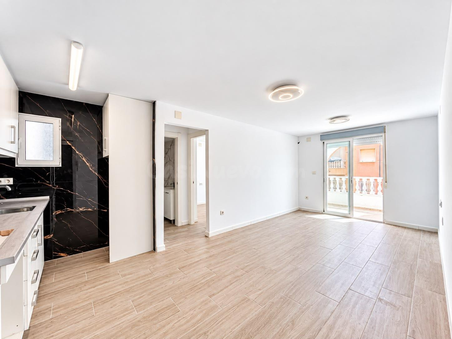 APARTAMENTO TOTALMENTE REFORMADO CON AMPLIA TERRAZA, PISCINA Y JARDINES A 500 METROS DEL MAR