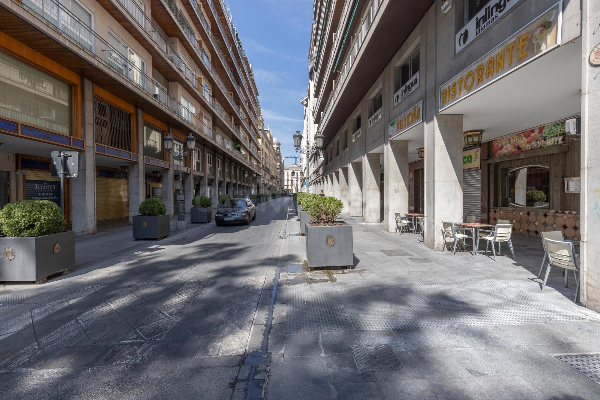 LOCAL COMERCIAL JUNTO A ÁNGEL GANIVET | ESPACIO Y UBICACIÓN.
