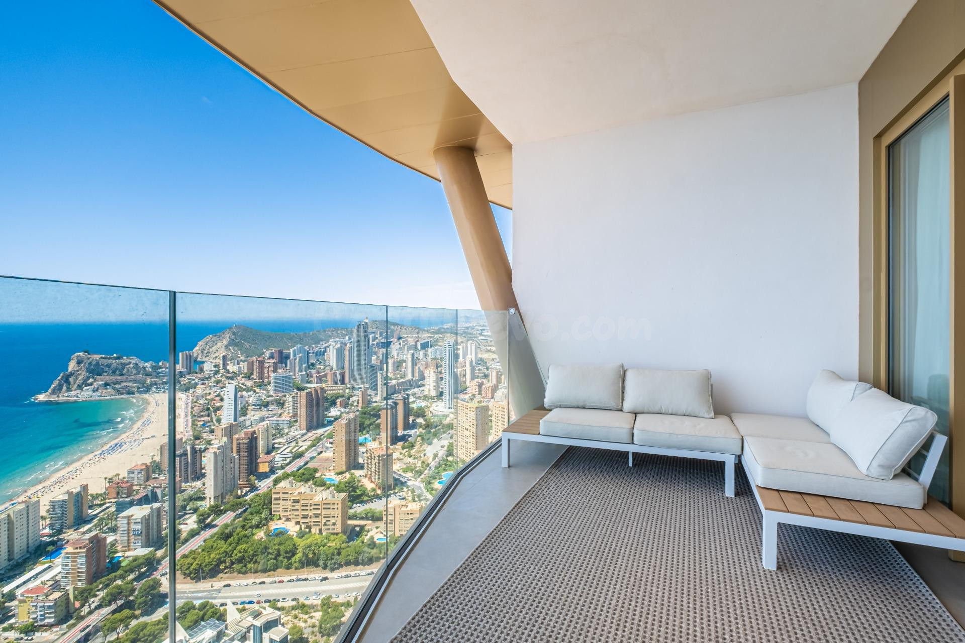 ÁTICOS DE LUJO EN BENIDORM CON INOLVIDABLES VISTAS AL MAR Y A LA MONTAÑA