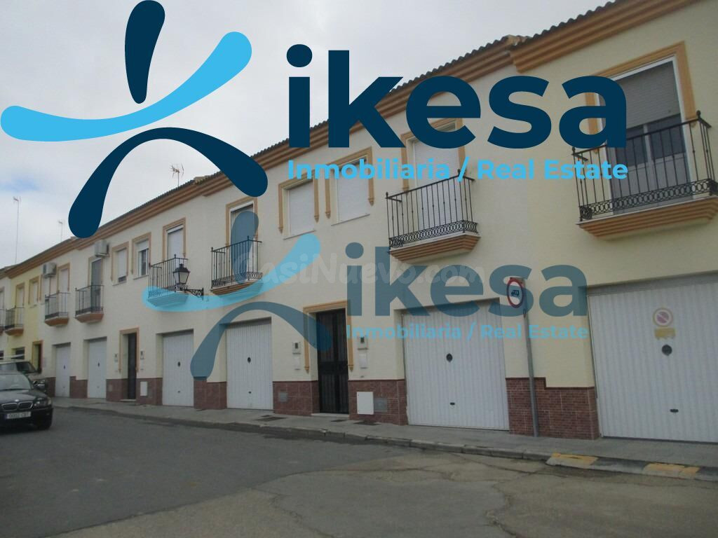Venta de casa adosada en Rociana del Condado, Huelva.