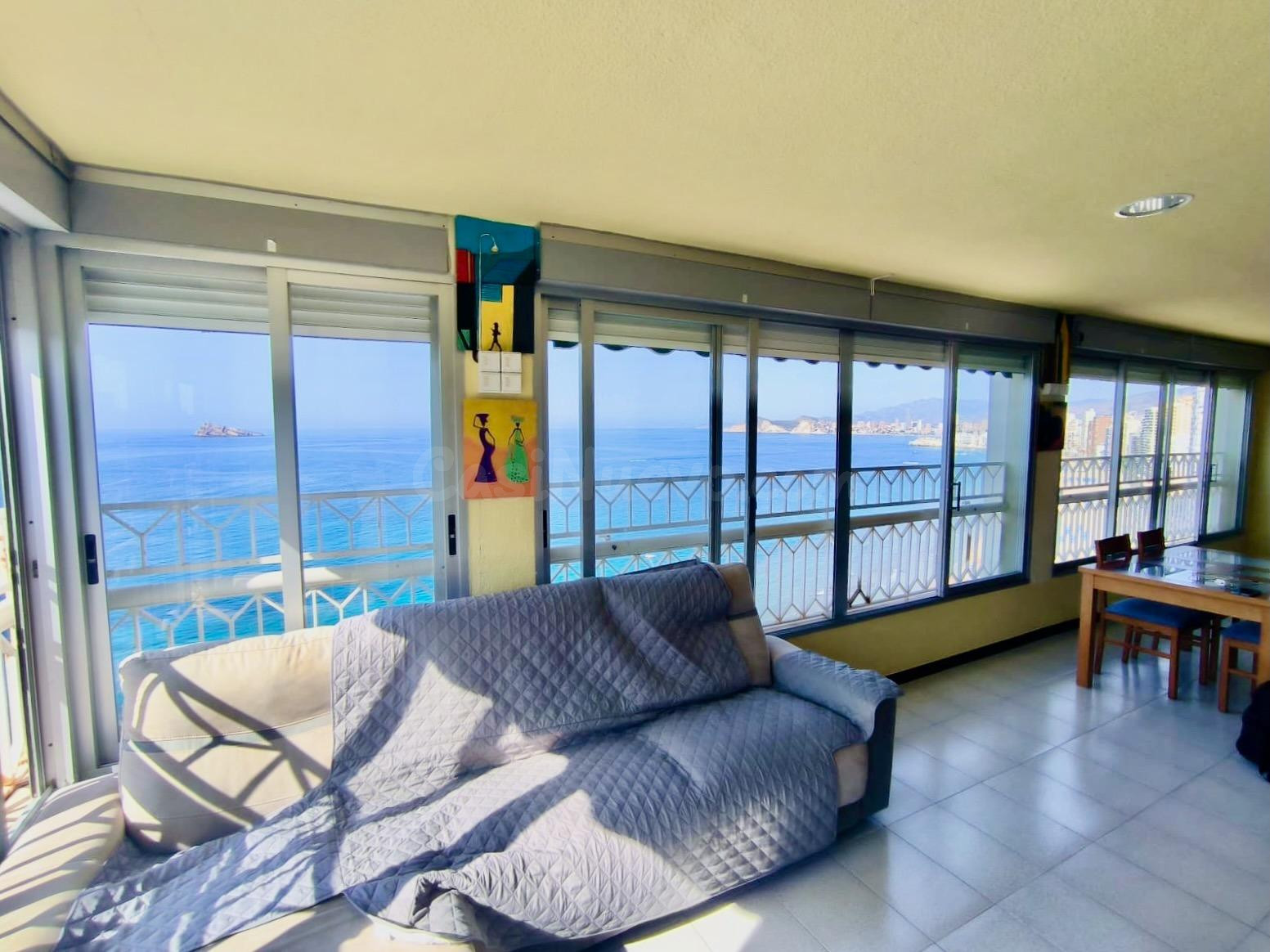 MARAVILLOSO APARTAMENTO EN PRIMERA LÍNEA DE PLAYA EN BENIDORM – TERRAZA, VISTAS AL MAR Y PARKING