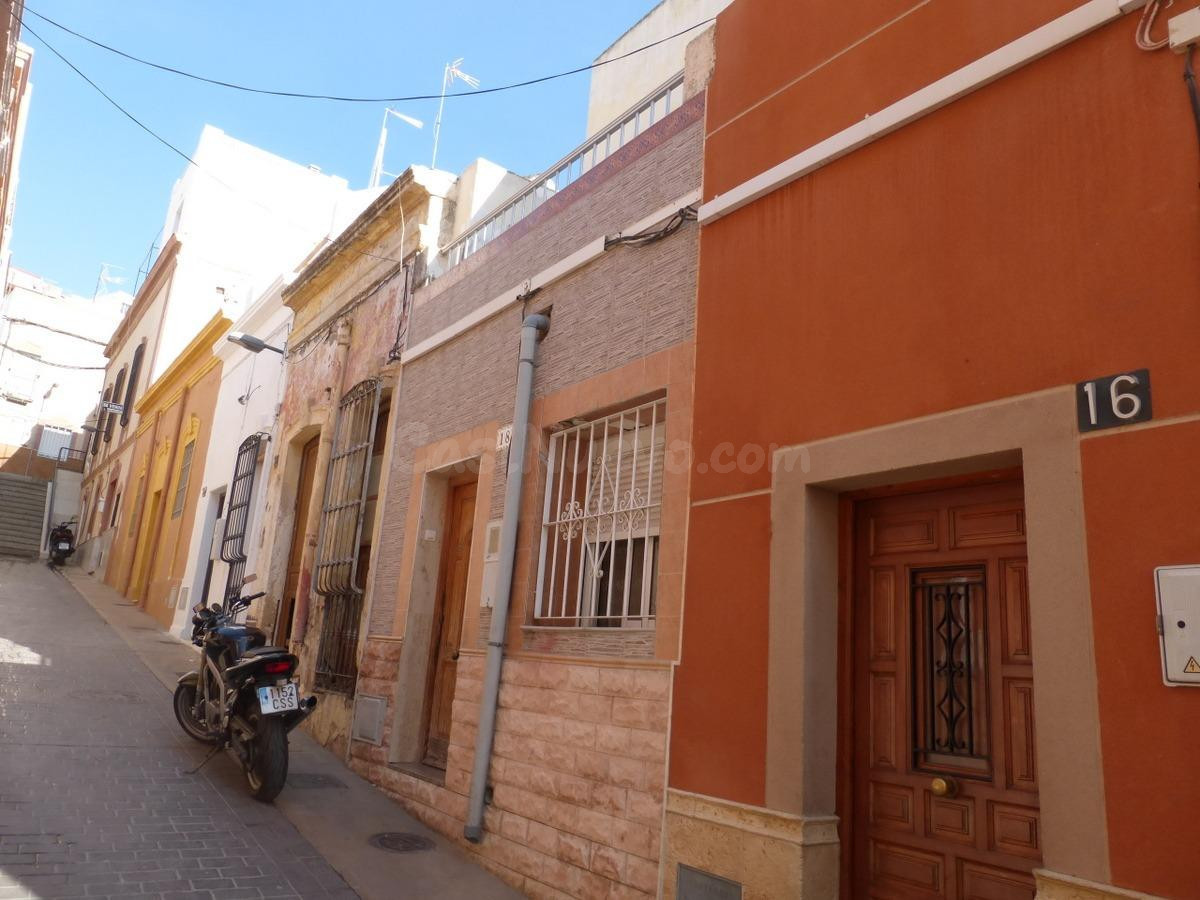 Venta de casa adosada sin posesión (no visitable) en Almería