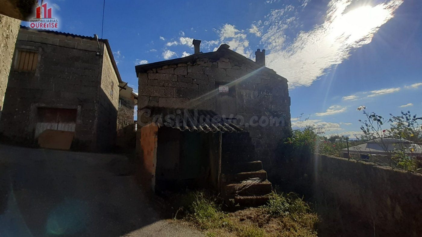 PEQUEÑA VIVIENDA DE PIEDRA SITUADA EN UN PUEBLO DE VILLAMARÍ