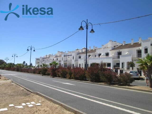 VENTA DE CASA ADOSADA EN AYAMONTE, HUELVA. ACTIVO INMOBILIARIO SIN POSESIÓN.